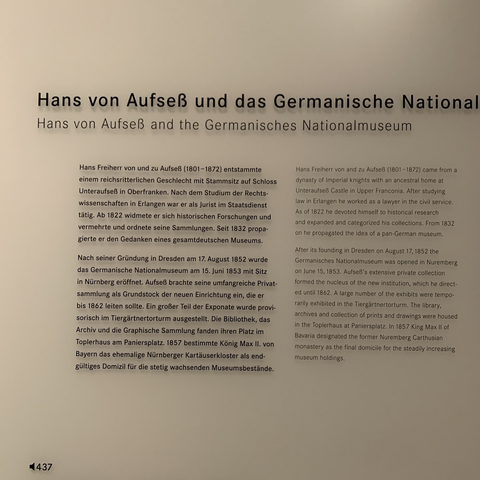 einer Tafel mit der Entstehung vom Germanischen Nationalmuseum