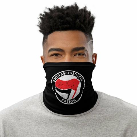 Ein Mann mit Antifa-Schal