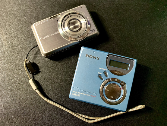 Cámara de fotos y reproductor de musica minidisc Sony.