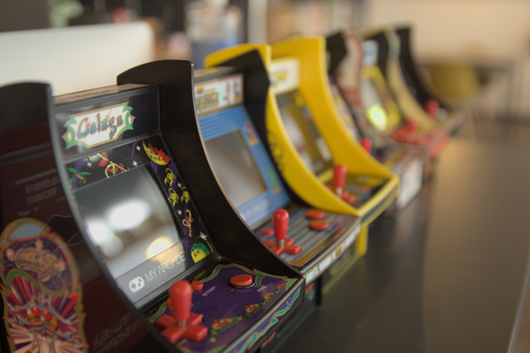 Retro Spielautomaten von der Optik her.