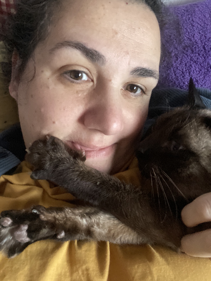 Mujer y gato abrazados
