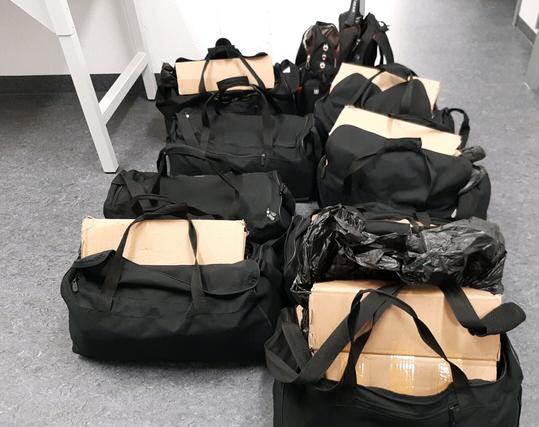 Schwarze Reisetaschen mit Kartons in denen Wasserpfeifentabak gefunden wurde.