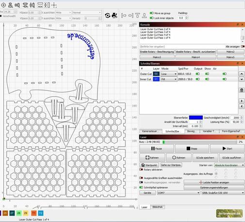 Screenshot einer Vorlage zum Auslasern eines Stiftehalters. Die Seitenteile habenbienenwabenförmige Ausschnitte, die Grundplatte ist wie ein Puzzleteil geformt.