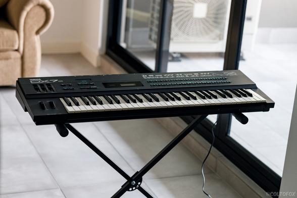 Front view of the Yamaha DX7S musical synthesizer keyboard.
