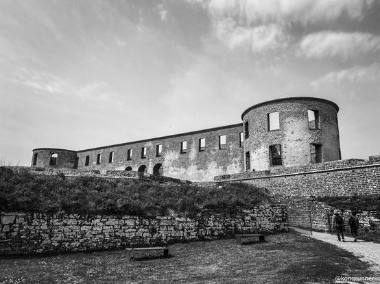 Black-and-white photo of the main part of Borgholm castle – as seen from the visitor parking lot.
Picture taken on May 19th, 2022.