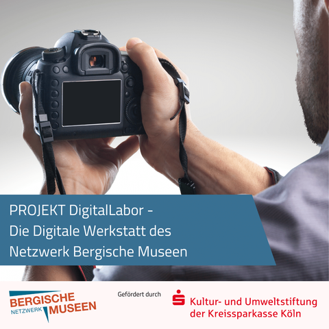 Foto: Blick über die Schulter eines Mannes auf eine Digitalkamera, die er in den Händen hält. 
Text: Projekt DigitalLabor - Die Digitale Werkstatt des Netzwerk Bergische Museen
Logos: Netzwerk Bergische Museen und Kultur- und Umweltstiftung der Kreissparkasse Köln