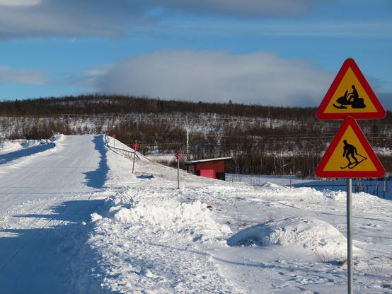 2019 in Kiruna. Schnee-Landschaften und Warnschilder vor Skifahrern und Schneemobilen