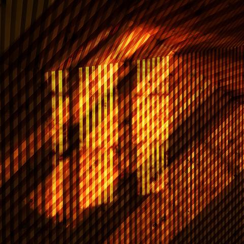 Das Foto zeigt den #ichteinfall vom kleinen Fenster bei Sonnenuntergang auf die hölzerne, modern geschnitzte Wand und Teile der Raumdecke (Dachschräge) im „Raum der Stille“. Vom Abendlicht ist alles rötlich eingefärbt. Das Bild strahlt Ruhe aus, obschon es recht abstrakt aussieht.