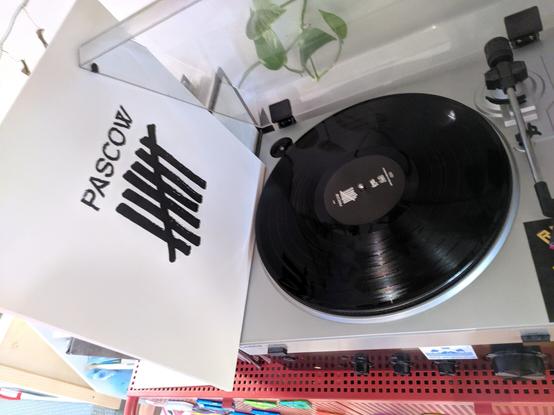 Pascow 7 LP cover und Platte aud einem Player
