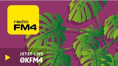 Grafik mit grüner Pflanze auf violettem Hintergrund, dazu das gelbe FM4-Logo und ein Play-Button mit Text "Jetzt Live: OKFM4".