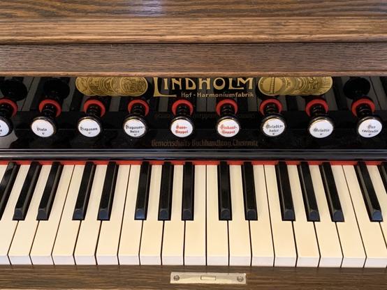 Altes Lindholm Harmonium abzugeben.
Ist noch spielbar.