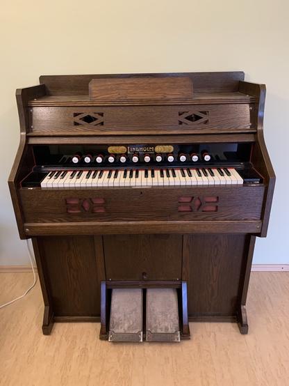 Altes Lindholm Harmonium abzugeben.
Ist noch spielbar.