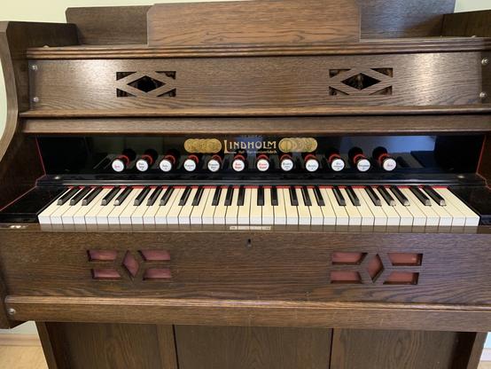 Altes Lindholm Harmonium abzugeben.
Ist noch spielbar.