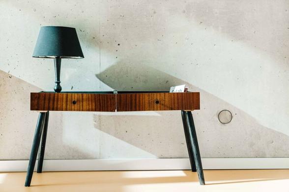 Bild von einem kleinen Tisch mit dekorativer Lampe von den Umbauarbeiten des COLab.