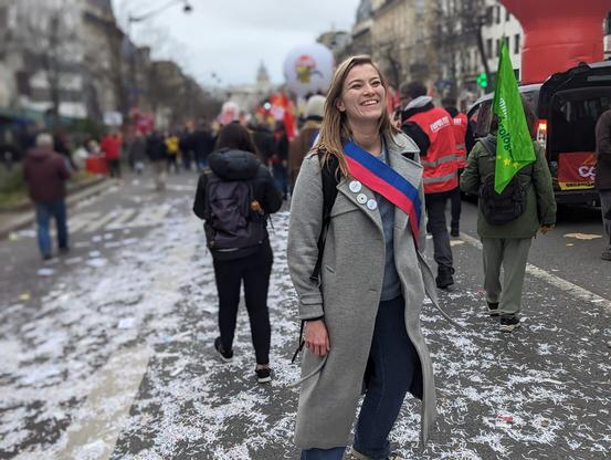 Raphaëlle Rémy-Leleu, conseillère de Paris pour EELV, tout sourire, en tête du cortège des écologistes, lors de la manifestation parisienne du mardi 31 janvier 2023.