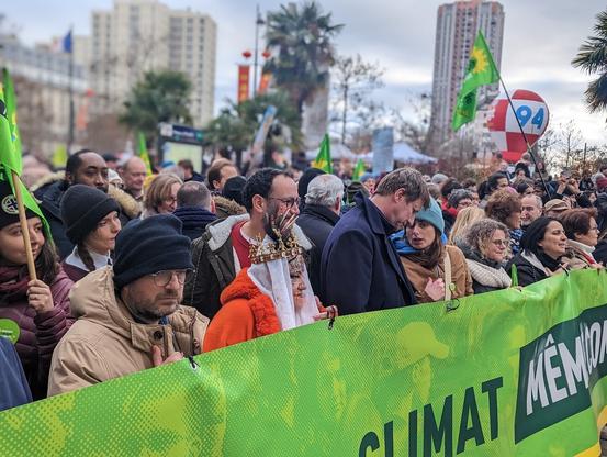 En tête du cortège EELV, derrière une grande banderole écologiste et parmi beaucoup d'autres militant·es, la secrétaire nationale Marine Tondelier en plein discussion avec le député européen Yannick Jadot.