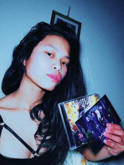 #DarkSarah CD binnen gekregen 
Met featurings van #MarkJansen van #Epica, JP Leppäluoto & #KasperiHeikkinen van #BeastInBlack op guitar solo's.

Een beetje buiten mijn comfortzone qua stijl, maar ook wel interessant 🤔
.
.
.
#sethpicturesmusic #sethabrikoos #epicaband #femalefronted  #femalefrontedband #metallady  #oktoberpromotion #oktoberpromo #metalband #finnishmetal  #cinematicmetal #metalgirl #newmetal

🤘✌️

Coll*b:
CD gekregen van: Dark Sarah - Oktober Promotion - Publishing & Management