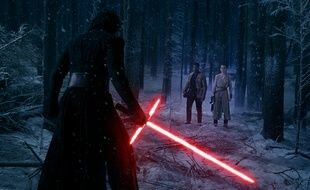 le méchant Sith Kylo Ren, de dos, sabre laser allumé, face aux gentils Ren et Flinth