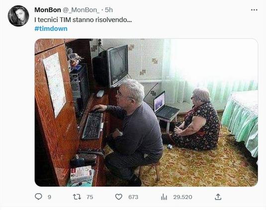 Tweet con scritto "I tecnici TIM stanno risolvendo... #timdown" con un'immagine che mostra una coppia di anziani di fronte a un computer ciascuno.