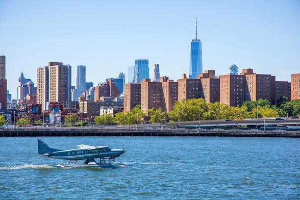 A Cessna 208B Caravan amphibian aircraft heading towards the Skyport Marina after landing.

East River, NYC (2022)