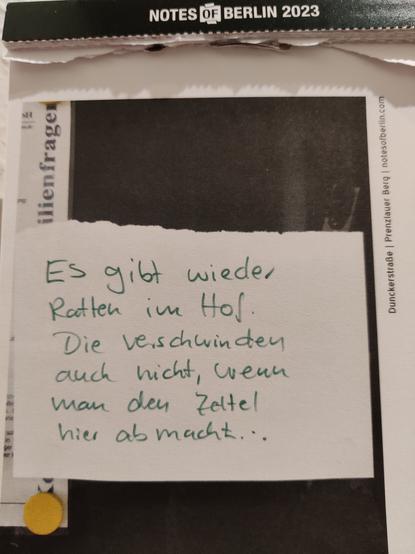 Foto eines Zettels, auf dem steht: "Es gibt wieder Ratten im Hof. Die verschwinden auch nicht, wenn man den Zettel hier abnimmt..."