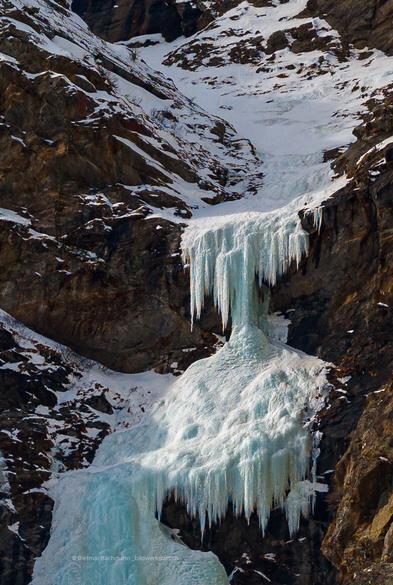 english below german text

Gefrorener Wasserfall in einer nackten Felswand in den Schweizer Alpen.

Frozen waterfall in a bare rock face in the Swiss Alps.