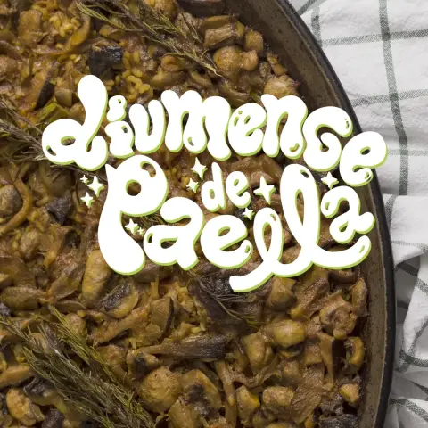 Fragmento de un story en el que se ve un rótulo que indica "diumenge de paella", las letras son blancas con sombra verde pastel. De fondo sale una paella vegana sobre un mantel a cuadros blanco y gris.