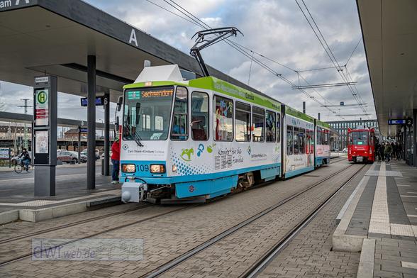 Wagen 109 der Cottbusverkehr ist der ehemalige Wagen 9 in zweiter Belegung.  (Der Wagen 9 mit der Erstbelegung wurde 1988 nach einem Unfall ausgemustert.) Das abgebildete Fahrzeug wurde 1985 bei ČKD Praha als Typ KT4D gebaut und an das VE Kombinat Berliner Verkehrsbetriebe (BVB) in Berlin, Hauptstadt der DDR, geliefert. Bis 1989 war es dort als Wagen 219 417 unterwegs, dann erfolgte die Abgabe in die Bezirkshauptstadt Cottbus. 1996 wurde der Wagen bei der damaligen Mittenwalder Gerätebau GmbH (MGB) modernisiert und erhielt das Niederflur-Mittelteil. Danach war er er bis 2019 unterwegs, ehe eine weitere Modernisierung erfolgte. Als Umlauf 45 der Linie 4 (Fahrt Neu Schmellwitz ab 09:24 Uhr) erreicht der Zug am 17.01.2023 pünktlich um 09:39 Uhr die zentrale Bus- und Straßenbahnstation am Hauptbahnhof. Nach kurzem Verkehrshalt geht es weiter nach Sachsendorf, wo die Ankunft für 09:51 Uhr geplant ist. Rechts im Hintergrund steht der rote Wagen 130 als Umlauf 43 der Linie 4 nach Neu Schmellwitz.