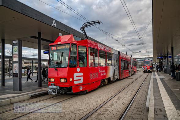 Wagen 136 der Cottbusverkehr ist am Vormittag des 17.01.2023 als Umlauf 23 der Linie 2 unterwegs. Nach einem seit dem Fahrplanwechsel am 11.12.2022 gültigen Baufahrplan verkehrt diese Linie tagsüber im 15-min-Takt zwischen Sandow und Jessener Straße. Die Fahrzeit auf der Gesamtstrecke beträgt 16 min; ab dieser Haltestelle "Hauptbahnhof" fehlen noch 3 Haltestellen und 3 min Fahrzeit. Das Fahrzeug wurde 1986 bei ČKD Praha als Typ KT4D gebaut. 1993 wurde es modernisiert und 1997 zum KTNF6 umgebaut; dabei wurde das Niederflur-Mittelteil eingefügt. Am Aufnahmetag waren in der ehemaligen Bezirkshauptstadt der DDR noch zahlreiche derart modernisierte Tatrazüge unterwegs.