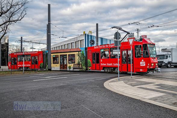 An den dreistelligen Wagennummern (mit 1 beginnend) sind die umgebauten ehemaligen "KT4D"-Züge der Cottbusverkehr AG erkennbar. Wagen 130 wurde im Jahr 1983 bei ČKD Praha gebaut und war dereinst Wagen 30. 1993 wurde er modernisiert, 1996 dann zum nunmehrigen "KTNF6" umgebaut. Das Kürzel "NF" repräsentiert das dabei eingefügte Niederflur-Mittelteil. Am Vormittag des 17.01.2023 ist der Zug, mit Vollwerbung für ein bekanntes Kreditinstitut, als Umlauf 43 auf der Linie 4  unterwegs. Nach dem seit 11.12.2023 gültigen Baufahrplan verbindet die Linie Sachsendorf via Hauptbahnhof mit Neu Schmellwitz, dies tagsüber im 15-min-Takt. Hier ist die Einfahrt in die zentrale Bus- und Straßenbahnhaltestelle am Hauptbahnhof erreicht. Nach dem Verkehrshalt verbleiben bis Neu Schmellwitz noch 18 Fahrtminuten.
