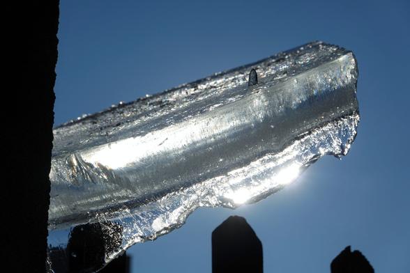 Ein Eisblock im Sonnenschein