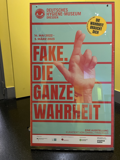 Plakat zur aktuellen Ausstellung im Deutschen Hygienemuseum in Dresden #DHMD: Fake. Die ganze Wahrheit