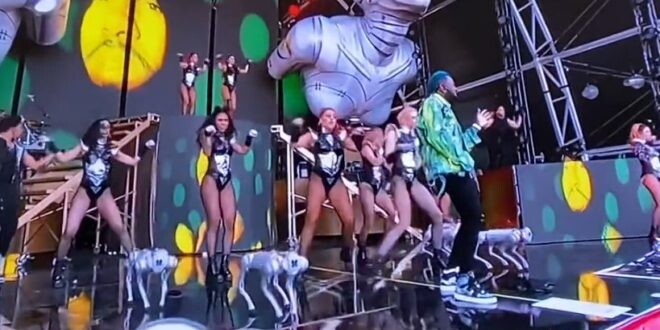screen capture of Jason Deryulo on stage at the Super Bowl pregame with robot dogs as back-up dancers.