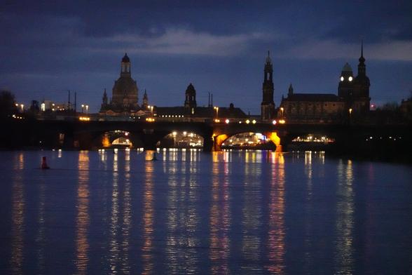 Dresdner Altstadt mit Elbe im Zwielicht