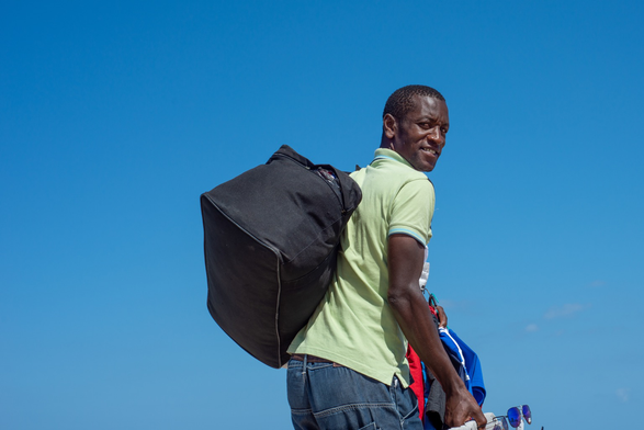 Foto a colori. Venditore ambulante sulla spiaggia di Daimuz, Gandia, Spagna.