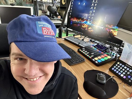 der Pupe vorm seinem Videokonferenzsystem mit „datenschutz geht zur schule“ cappy und dem #BvD Logo