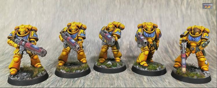 A squad of 5 Space Marine Hellblasters miniatures.
Painted in a vibrant yellow with light blue accents.
