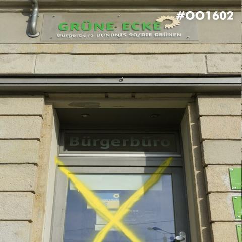 man sieht die eingangstür von der "Grünen Ecke" welche mit einem gelben X bemalt wurde in verbindung zu Lützerath
