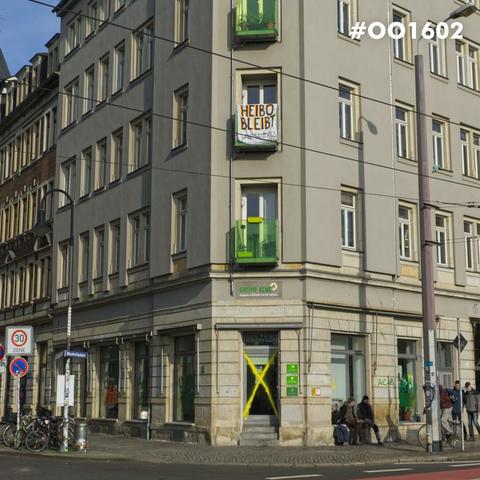 man erkennt das Komplette gebäude des Grünen-Büros (Grüne Ecke), wo Tür und alle Fenster bemalt wurden teilweise mit Heibo Bleibt teilweise mit dem X von Lützi und teilweise mit ACAB.