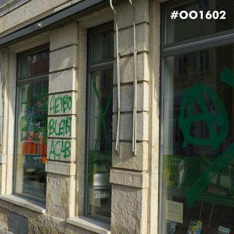 hier erkennt man die bemalte fenster und  ein stück häuserwand mit sprüchen wie Heibo Bleibt einem Circle A und ACAB