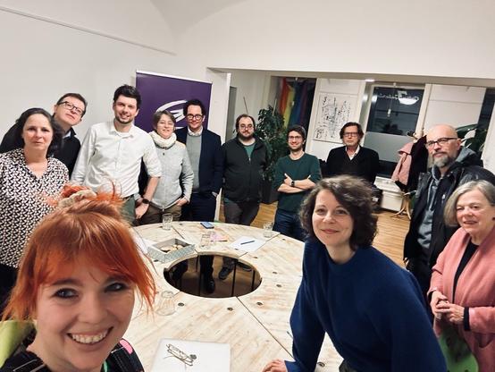Gruppenfoto von einem Abend rund um Bildung bei den Neubauer Grünen