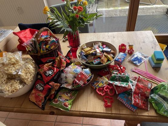 Die Kamelleausbeute vom Vedelszoch: Unfassbar viele auf verschiedene Schalen aufgeteilte Weingummis, Schokoladen, Kekse, Bonbons, Chipse. Aus irgendeinem Grund auch drei Putzschwämme.