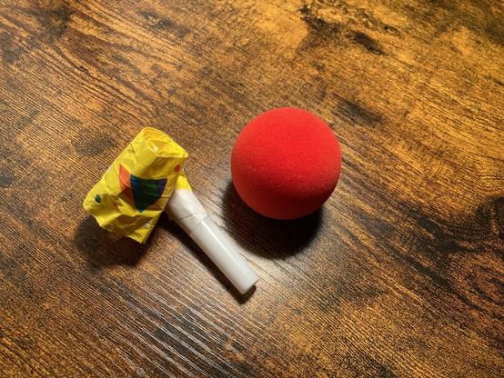 Rote Nase und Tröte ungenutzt auf dem Küchentisch