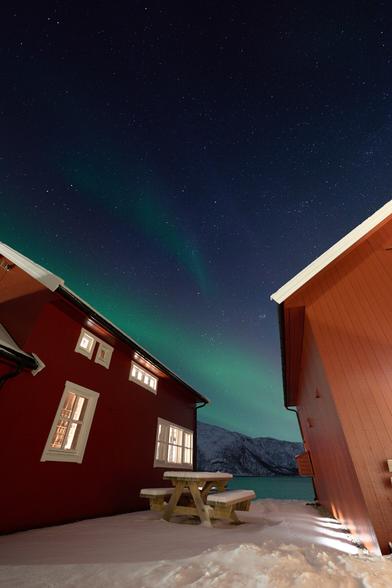 Every so often the Nordlys soften out and the dark sky returns.