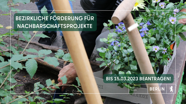 Bild zeigt Pflanzen und Spaten in einer Baumscheibe. Text: Bezirkliche Förderung für Nachbarschaftsprojekte. Bis 15.03.2023 beantragen!