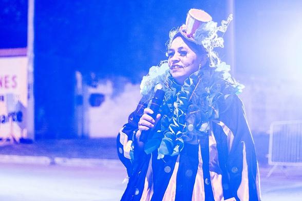 Presentadora animando al público durante los Carnabarriales 2023 en Barrio San Lorenzo, ciudad de Santa Fe