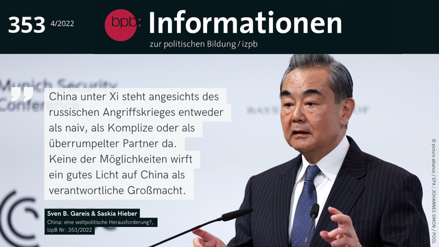 Wang Yi, Direktor des Büros der Zentralen Kommission für auswärtige Angelegenheiten das dem chinesischen Innenministerium untersteht, spricht auf der Münchner Sicherheitskonferenz in ein Mikrofon. Das Bild ist im Layout der Informationen zur Politischen Bildung gerahmt.