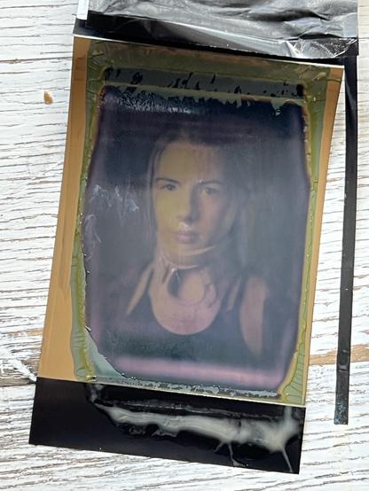 Die Reste eines Oneinstant Peel Apart Filmes mit einem Portrait eines Mädchens, das eine Halskrause trägt.