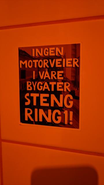 Klistremerke med teksten "Ingen motorveier i våre bygater. Steng Ring 1!"