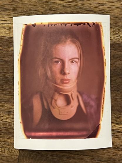 Oneinstant Trennbildfilm mit dem Portrait eines jungen Mädchens, das eine Halskrause trägt